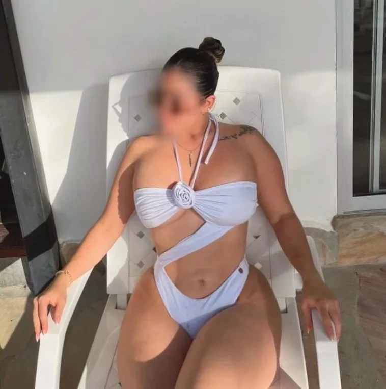 Manuela, 28